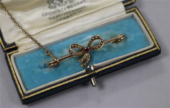 An Edwardian 15ct gold, yellow metal, gem set and seed pearl ribbon bow bar brooch (adapted?), 37mm.